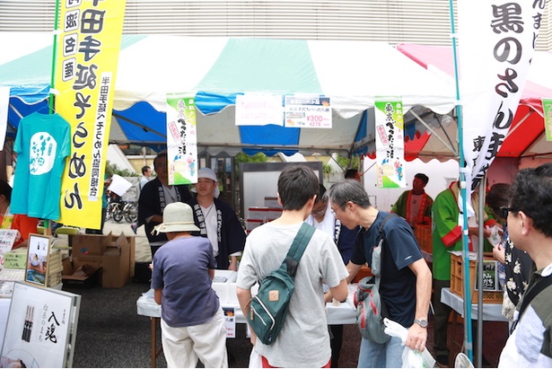 駅前会場でブースを設け、べったら漬の試食・物販を行う