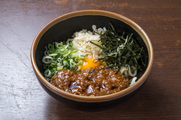 地元ローカル番組でもよく取り上げられるという「肉みそ釜たま」(700円)