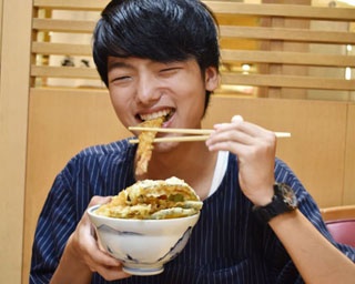 小食男子が山盛り天丼に挑戦！揚げたて具だくさんの“メガ盛り”を食らう