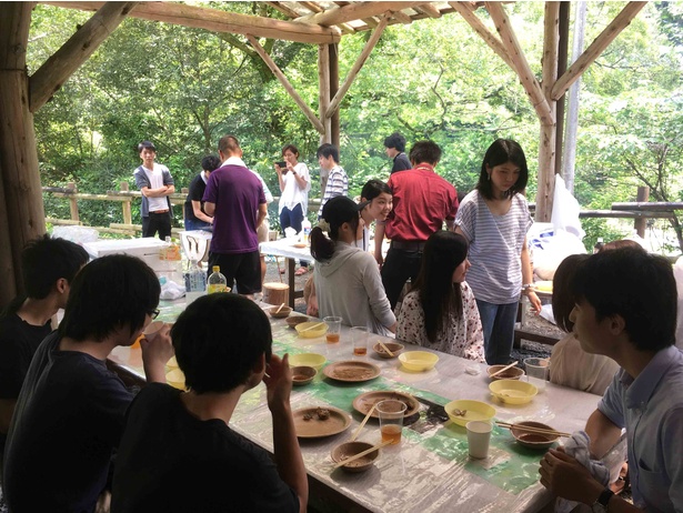 訪れるキャンプ場はバーベキューや川遊びができる