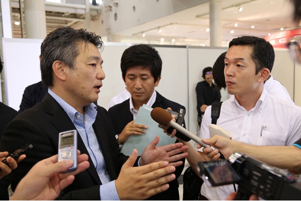 トヨタSUVシリーズ発表会の後、前田昌彦チーフエンジニアの周りには各メディアが集中した