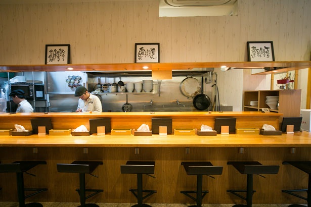 白を基調としながらも洋テイストの店内/麺処 飯田家