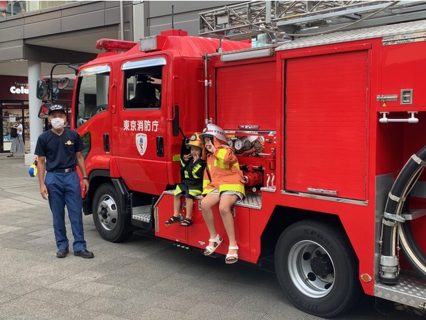 【写真】子ども用防火衣着装体験