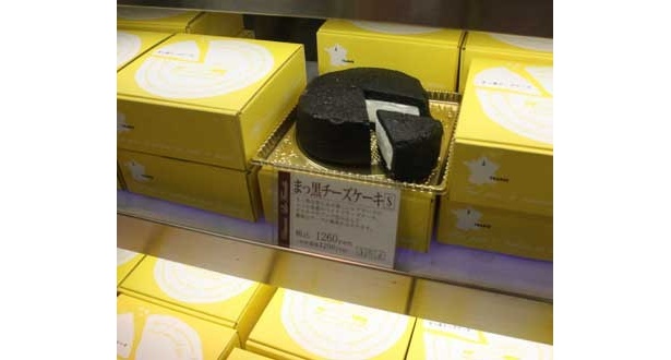 こんなチーズケーキみたことない！「フランス菓子工房　ラ・ファミーユ」の「まっ黒チーズケーキ」（1260円）