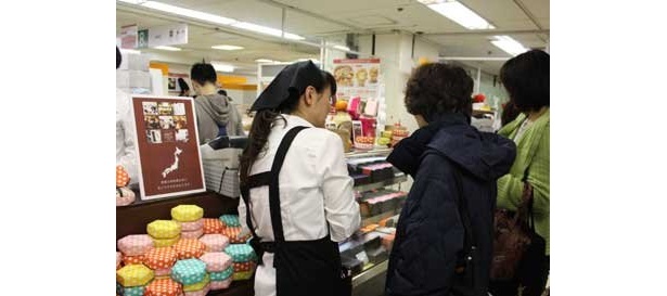 お客さんも興味津々の様子
