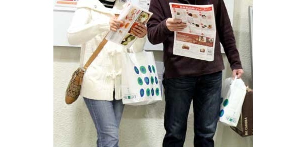 会場には、あちこちにチラシを見る人の姿が…