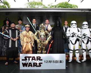 ライアン・ジョンソン監督、大興奮！　京都・平等院でスター・ウォーズ新作の成功祈願