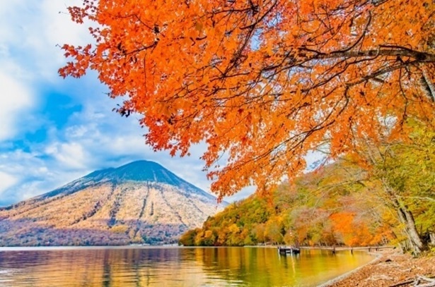 中禅寺湖と紅葉のコラボ(日光)