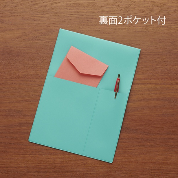 背面には便利なポケット付き