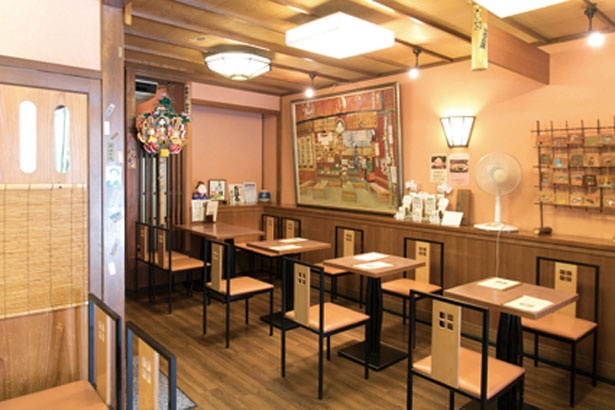イートインメニューを注文すれば、ソフトクリームもテーブル席へ持ち込める/京甘味 文の助茶屋 清水店