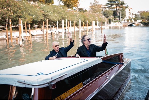 【写真を見る】バートン監督＆マイケル・キートンらが水上ボートで優雅にヴェネチア入り！