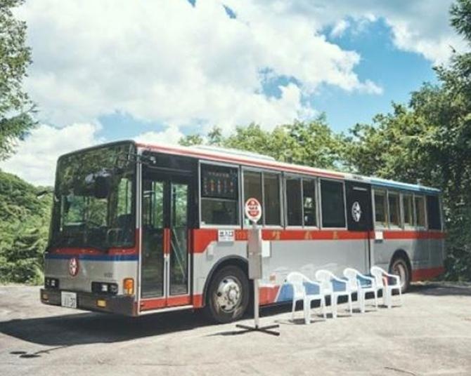 バスを移動手段から目的地へ！路線バスをサウナに改造したサバス2号が運行開始