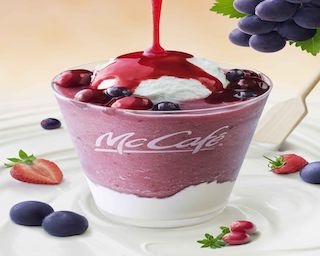 McCafé by Baristaの秋の贅沢スムージー！「ふわふわチーズムースとごろっとミックスベリーの葡萄スムージー」