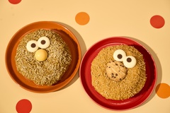 写真左から「ベージュエルモドーナツ」(540円)、「ベージュクッキーモンスタードーナツ」(540円)