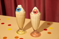 写真左から「キャラメルバナナシェイク」(950円)、「ロイヤルミルクティーシェイク」(950円)