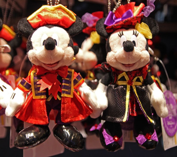 ハーバーショー「ザ・ヴィランズ・ワールド」と同じコスチュームを着た、ミッキーマウスたちの「ぬいぐるみバッジ」(各1700円)も登場