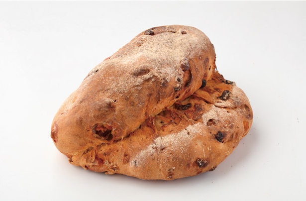 「石窯パン工房 あらじん」のクルミ、レーズン、オレンジピールの深い味わいを堪能できる石窯仕立てのパン