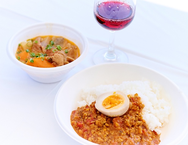 酒粕を使ってコクを出している「もつ煮」(600円)と、玉ネギ麹を使った「キーマカレー」(800円)。ワインにもよく合う