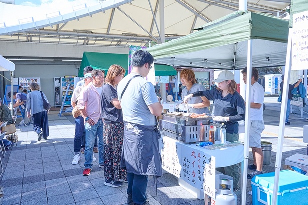 魚介を焼く香ばしい匂いに誘われて、お客さんが後を絶たない「魚屋ちから」のブース