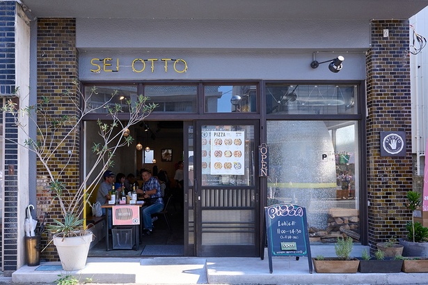 駅前中央通りにある店舗「SEI OTTO」は、ランチには行列ができる人気ぶり。イベント時は韮崎ワインの試飲提供もされていた