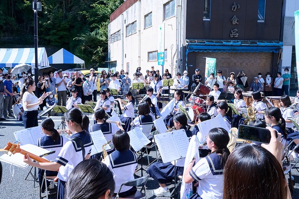 市内の中高生による吹奏楽部の演奏も見られた