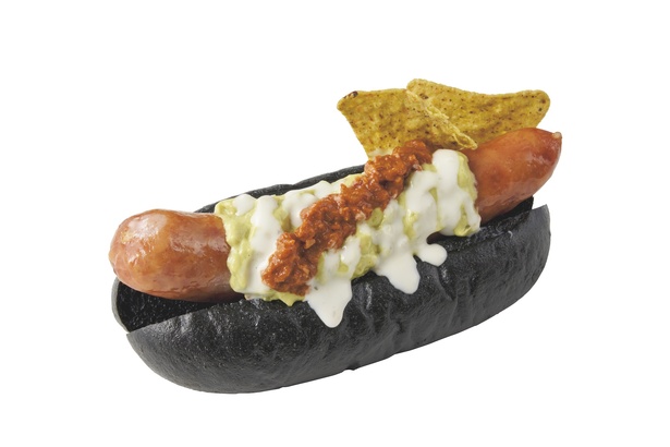 “BOO！”ホットドッグ 〜チリミート&アボカドディップ〜。黒いバンズにピリ辛の具材がはさまっている