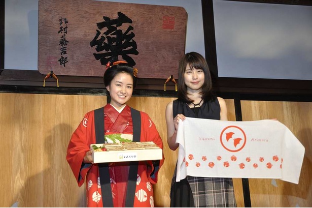 それぞれ贈られたプレゼントを手に。手ぬぐいには「Kasumi Arimura｣の名前入り。ポークカツサンドは5～6人分はありそうなボリュームだ