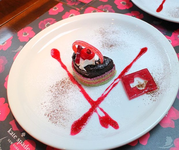 【写真を見る】ケーキモチーフのケイト・スペード秋の新作バッグを再現したユニークなスイーツも！