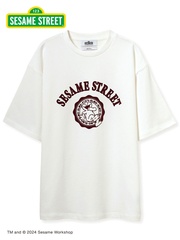 「SESAME STREET セサミストリートコラボカレッジTシャツ(レッド)」(5280円)
