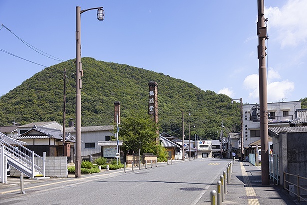 煉瓦造りの煙突が見える伊部の街