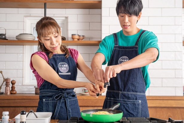 「イカのスミを入れまーす！」の小山さんの掛け声で仲良く共同作業