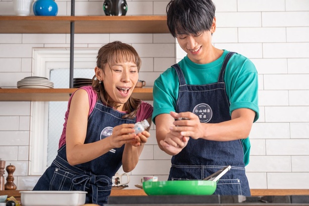 小山さんは塩コショウをぐりぐり。みきママさんは「パッパッパ～♪」と歌って楽しそう