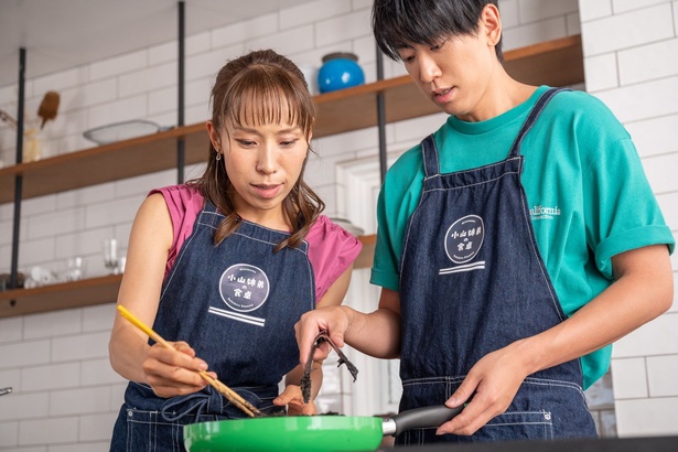 盛り付けの直前は2人そろって真剣な表情に