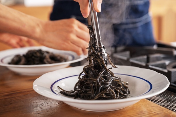 麺の高さを出したハイセンスな盛り付けにスタッフも拍手