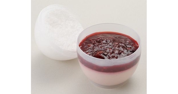 ｢玉子カプセル｣(3個入り1000円)は、フランボワーズムースをライチリキュール入りのメレンゲとミックスベリーのソースで食べる