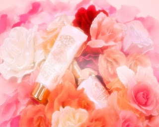 フローラルブーケが華やかに咲き誇る！オトナ可愛いを魅せる香水と香りの化粧品「ブルーミングブラン シリーズ」が登場