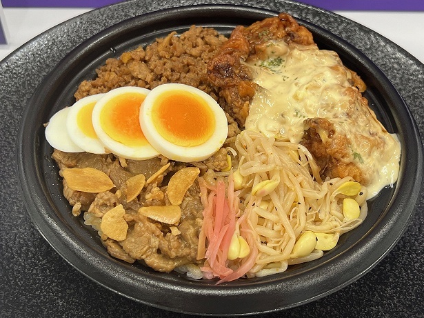 ファミリーマートの「大盛りごはん！タルタルから揚げ＆にんにく豚焼肉丼」