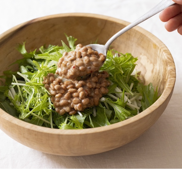 納豆と水菜で鉄がたっぷりとれるサラダに