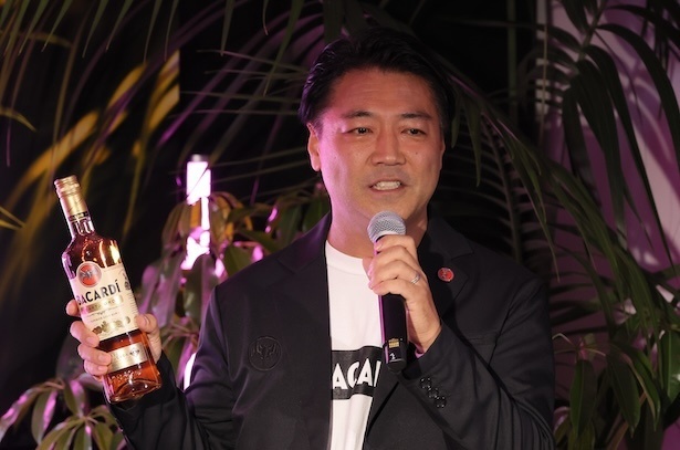 【写真】クセがなく飲みやすいラムは、ハイボールにピッタリ！(写真はBacardi Japan 奥村さん)