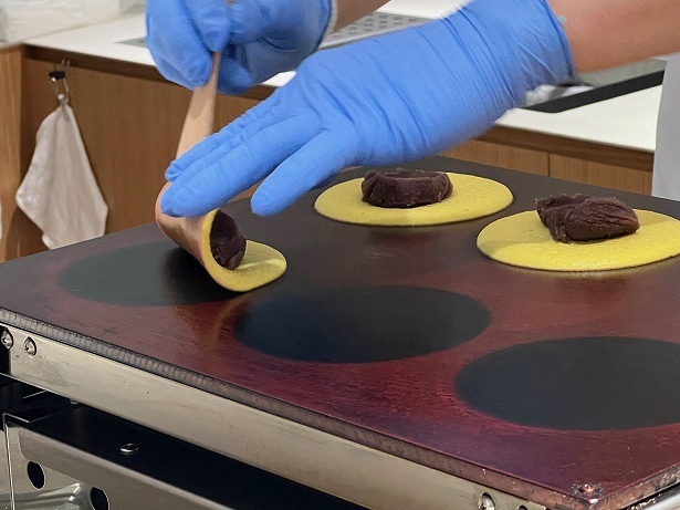 催事会場では職人が手焼きする様子も見られる