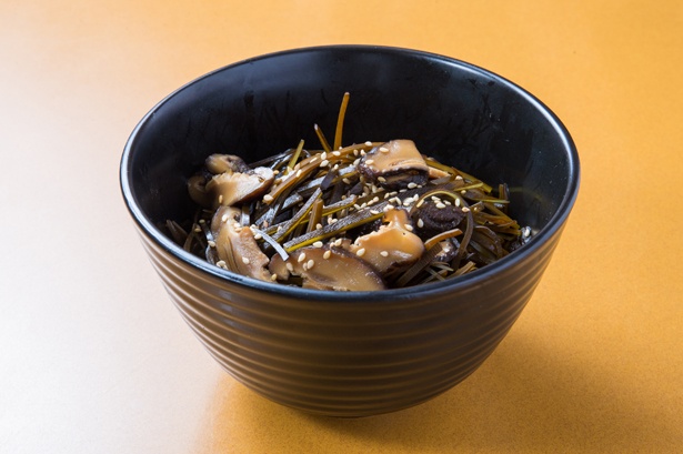 うどんダシで使った昆布、シイタケは甘辛く煮て無料で提供。ご飯のお供にはもちろん、うどんに入れても美味