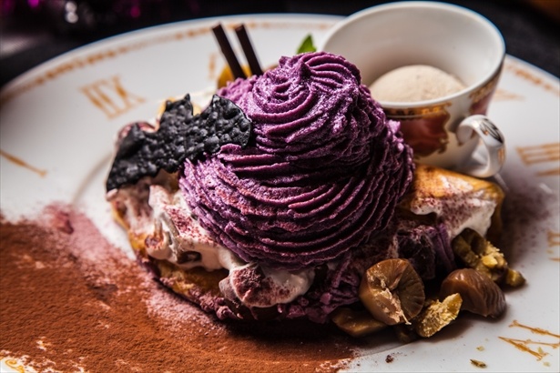 「パープルスイートポテト＆マロンのアイスのホーンテッド・パンケーキ～カスタードとチーズクリーム～」(1580円/迷宮の国のアリス)