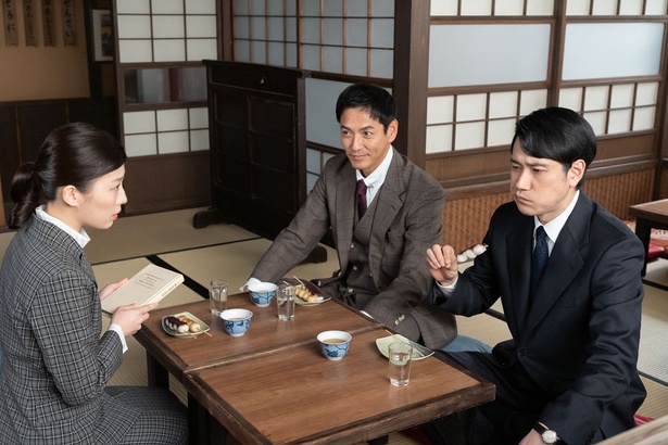 【写真】好物のお団子を食べる桂場(松山ケンイチ)と、寅子(伊藤沙莉)、久藤(沢村一樹)