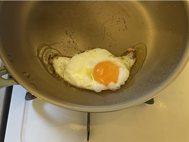 ダブルチーズバーガーを最高に楽しむために焼いた目玉焼き