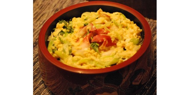 「三沢ほっき丼」（300円）は、ほっき貝と独自の味噌を卵でとじたものを、温かいごはんに乗せた一品