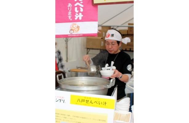八戸せんべい汁のブースは湯気からしておいしそう