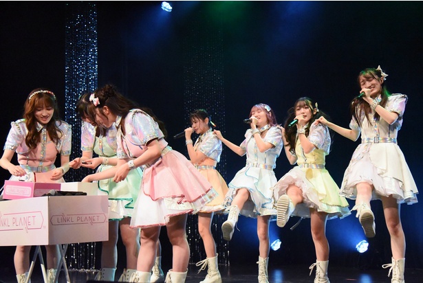 各メンバーの自己紹介を兼ねた楽曲も披露