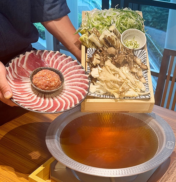 【写真】京鴨ロースの舞茸出汁しゃぶ。鴨肉、手作り鶏つくねに舞茸と白舞茸、新鮮野菜盛りを、おかかこだわりのお出汁で