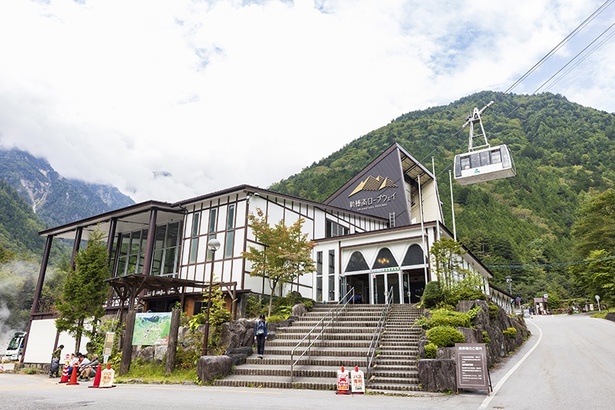 新穂高温泉駅には、喫茶店や売店が併設されている