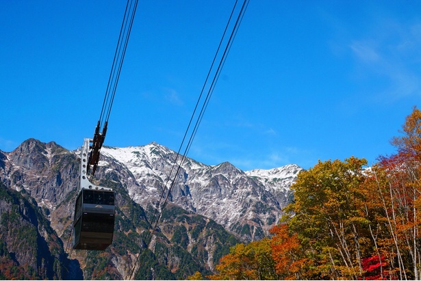 紅葉と雪のコントラストは感動ものの絶景。標高差の大きい山岳地帯ならではの特別な景色だ